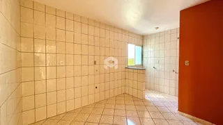 Corredor interno com piso e paredes revestidos de cerâmica.