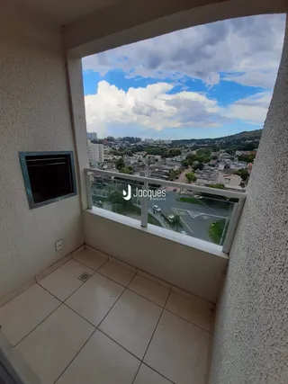 Vista externa de um imóvel em Lajeado, Brasil, através de uma janela.
