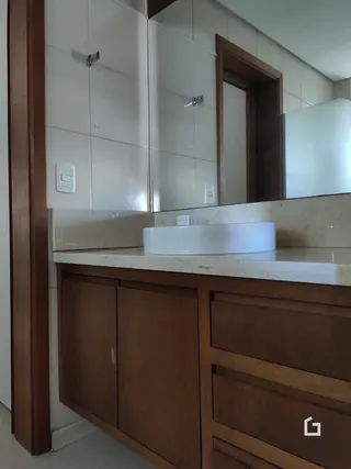 Detalhe da bancada e armário de banheiro em imóvel no Brasil.