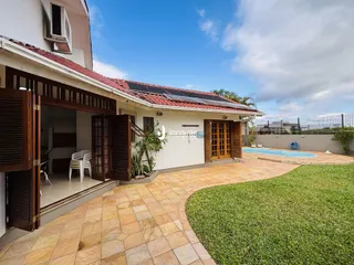 Vista da fachada de uma casa com área externa e piscina em Lajeado.