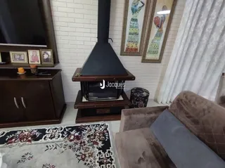 Sala de estar com lareira e móveis de madeira.