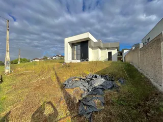Fachada de uma residência em Lajeado, Brasil, com área gramada ao redor.