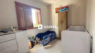 Quarto com janela de madeira e armário de madeira na parede.