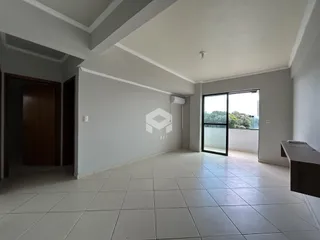 Ambiente interno de uma sala com piso de cerâmica e porta de vidro.