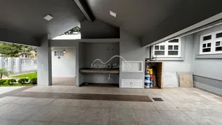 Foto de uma área comum com piso de cerâmica e teto plano.