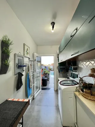 Hall de entrada com vista para a área externa da casa em Lajeado.