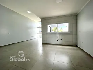 Vista interna de um corredor amplo com piso de cerâmica clara.