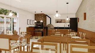 Sala de jantar com mesas de madeira e lareira de pedra.