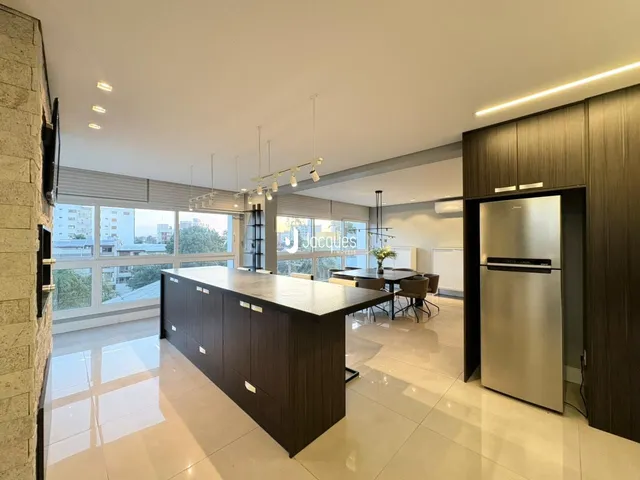 Ambiente de sala de estar e cozinha em um imóvel moderno.
