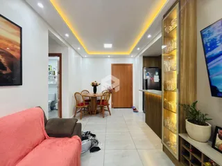 Sala de estar e jantar com decoração moderna em um imóvel.