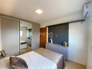 Quarto com armário embutido e decoração moderna.