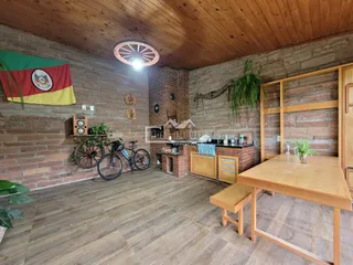 Esta é uma foto de uma sala de estar com paredes de tijolo aparente e piso de madeira.
