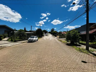Vista da rua em Lajeado, Brasil, mostrando casas e uma via pavimentada.