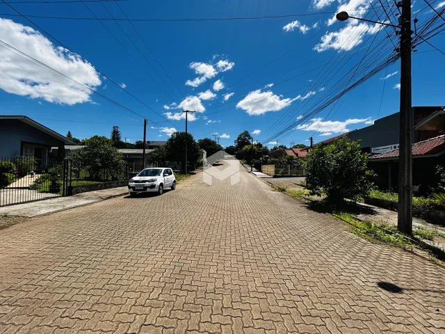 Vista da rua em Lajeado, Brasil, mostrando casas e uma via pavimentada.