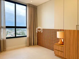 Sala com grande janela oferecendo vista da cidade.