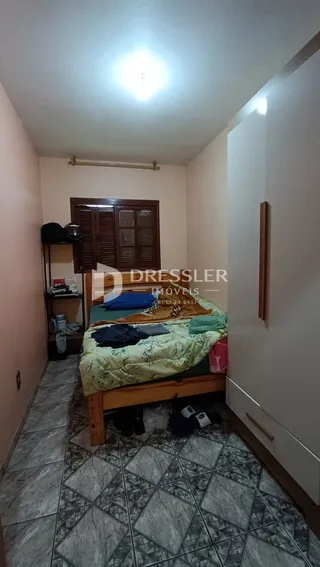 Quarto com cama e armário em um imóvel no Brasil.