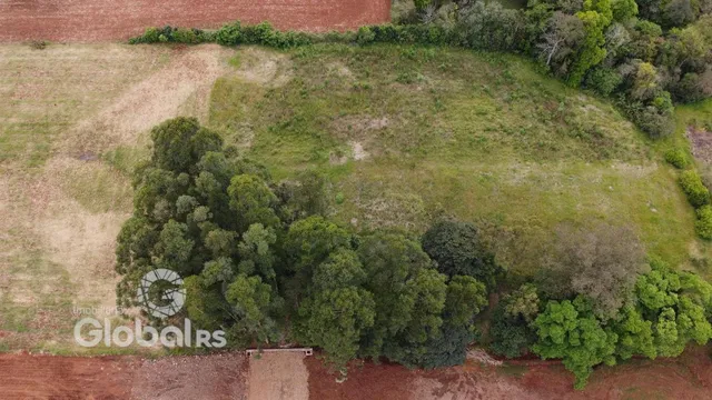 Vista aérea de uma área de terreno com vegetação e trilha no Brasil.