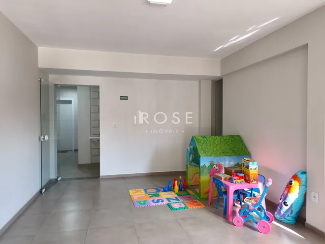 Ambiente interno de uma sala de estar com paredes brancas e piso de cerâmica.