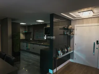 Interior de uma cozinha e sala de estar moderna em um imóvel no Brasil.