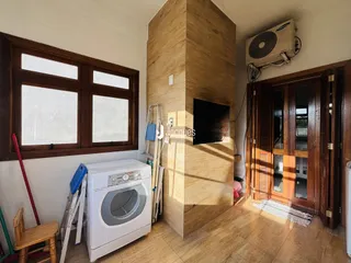 Interior de uma sala com janela e parede de destaque em Lajeado.
