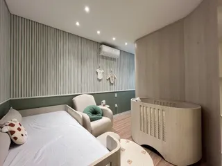 Quarto com cama de casal e decoração clara.