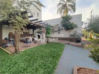 Fachada de uma residência em Lajeado, Brasil com jardim frontal.