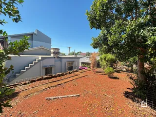 Fachada de uma residência com jardim e área externa em Lajeado, Brasil.