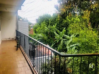 Vista da varanda com vegetação densa ao fundo.