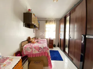 Quarto com cama e armário em ambiente residencial.