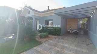 Fachada de uma casa em Lajeado, Brasil com área coberta.