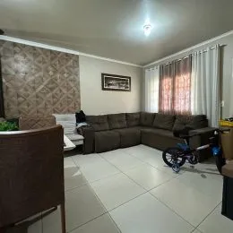 Sala de estar com sofá e piso de cerâmica.