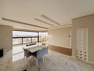 Sala de jantar com vista para a cidade em um imóvel em Lajeado.