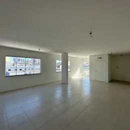 Foto de uma sala ampla com piso de cerâmica.