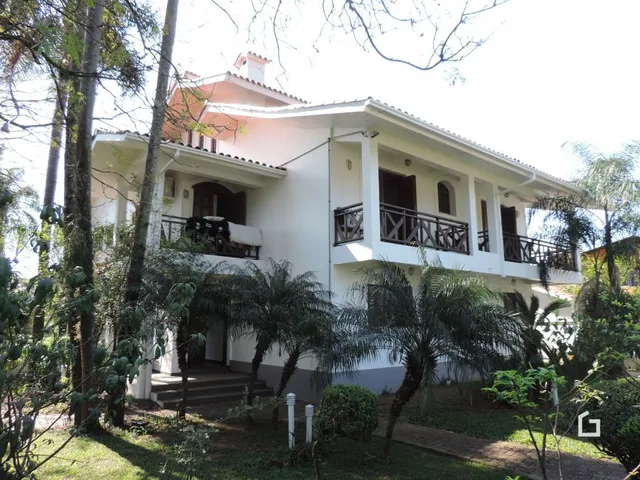 A fachada de uma casa em Lajeado, Brasil, cercada por vegetação.