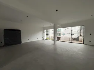 Espaço interno amplo e vazio de uma propriedade em Lajeado.
