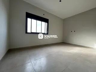 Foto de um cômodo interno com paredes brancas e piso de cerâmica.