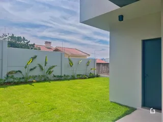 Fachada de uma residência com jardim gramado em Lajeado, Brasil.