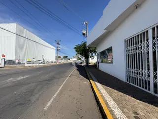 Fachada externa de uma residência branca em Lajeado, Brasil.