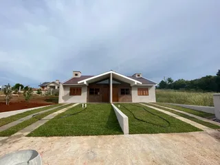 Fachada de uma casa com jardim gramado em Lajeado, Brasil.