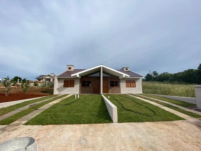 Fachada de uma casa com jardim gramado em Lajeado, Brasil.