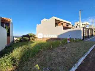 Exterior da residência em Lajeado, Brasil, mostrando a fachada e o terreno adjacente.