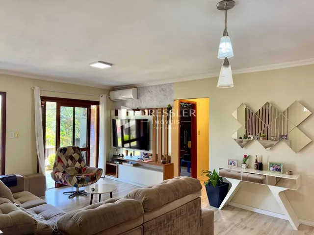 Sala de estar com piso de madeira e porta de vidro abrindo para o exterior.