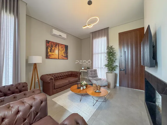 Sala de estar com sofá de couro marrom e decoração moderna.