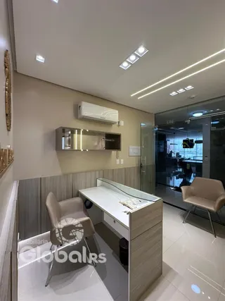 Interior de um ambiente moderno com piso claro e iluminação embutida.