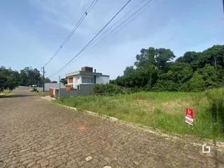 Vista da rua com uma residência no fundo.