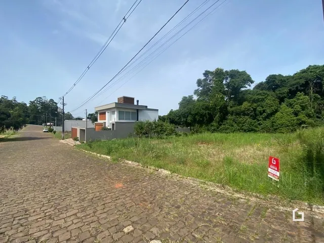 Vista da rua com uma residência no fundo.