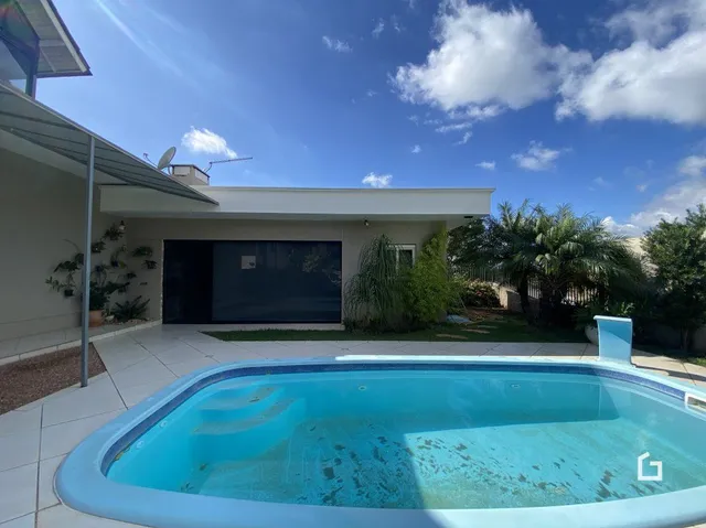 Fachada de uma casa com piscina em Lajeado, Brasil.