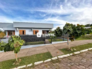 Fachada de uma casa moderna em Lajeado, Brasil, com paisagismo frontal.