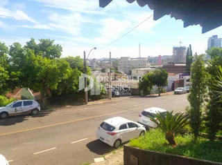 Vista da rua com árvores e edifícios na Lajeado, Brasil.