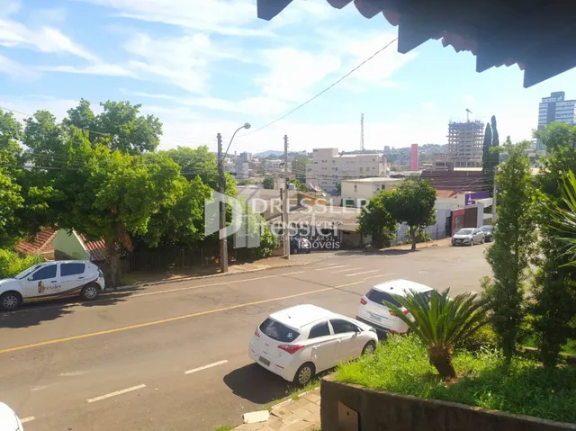 Vista da rua com árvores e edifícios na Lajeado, Brasil.